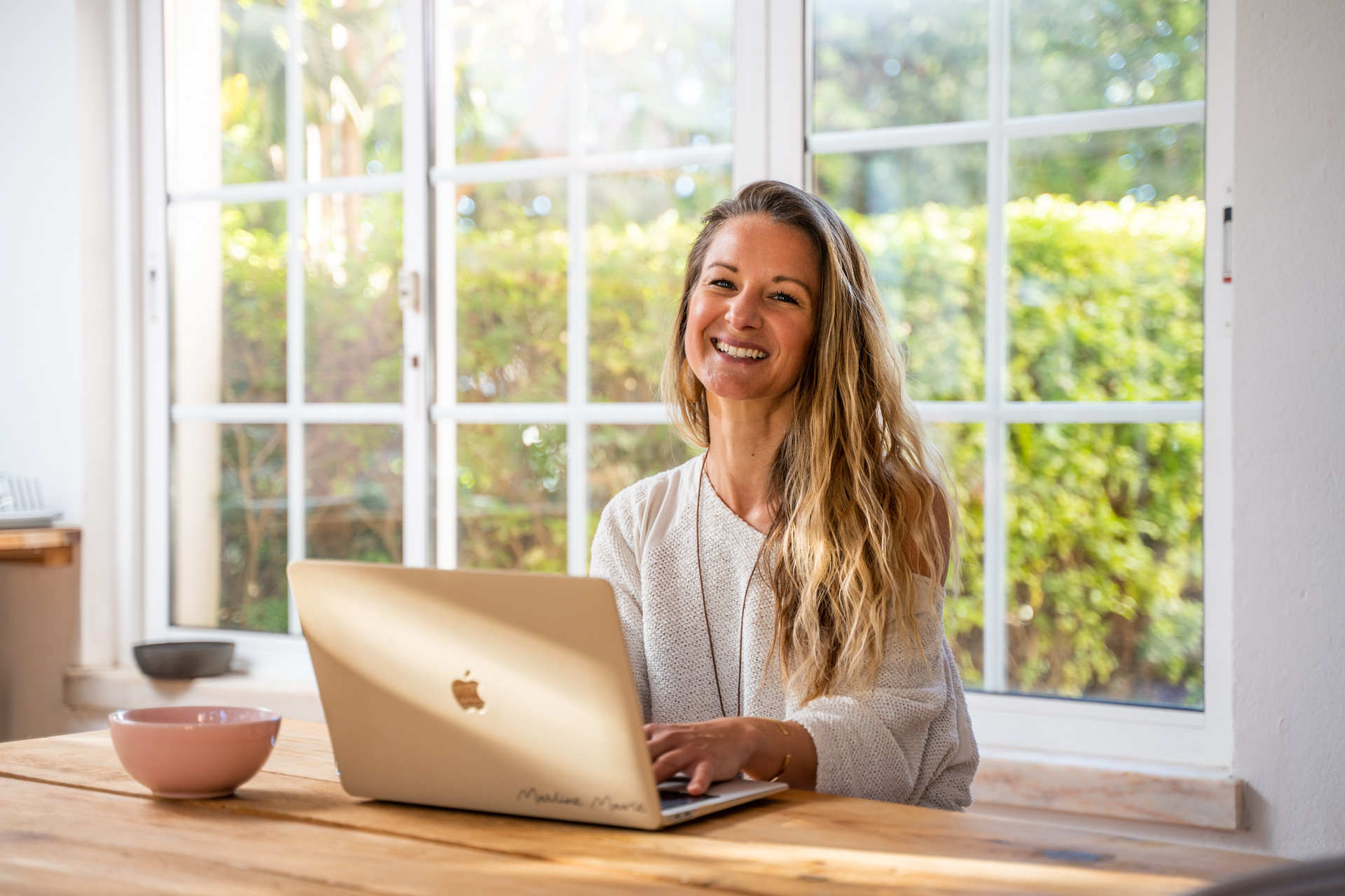 Entrepreneur branding photography Algarve – lifestyle portrait with laptop at home office
